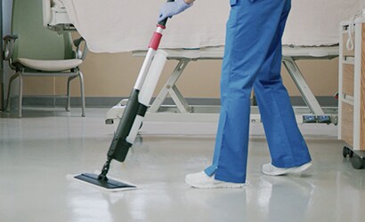 Product shot of the 3M Easy Trap Disposable floor mop pad
