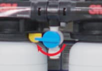 Closing the flush valve of a 3M™ High Flow Series Multi-Equipment Filtration System Model DP290.
