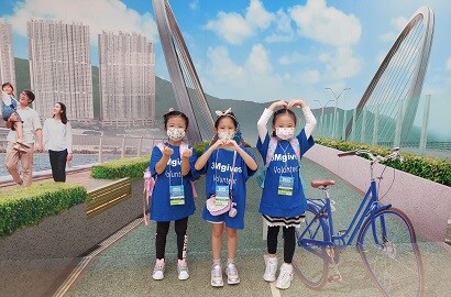 參與慈善步行活動的兒童
