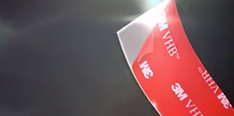 3M™ VHB™膠帶抗跌落衝擊視頻的縮略圖,顯示膠帶在測試其抗衝擊能力和保護設備的特寫。