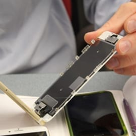 手持手機面板與機身，展現3M電子粘接方案的可重工性。