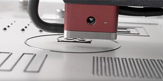 展示非接觸式點膠工藝的逐步操作流程，適用於多種結構設計
