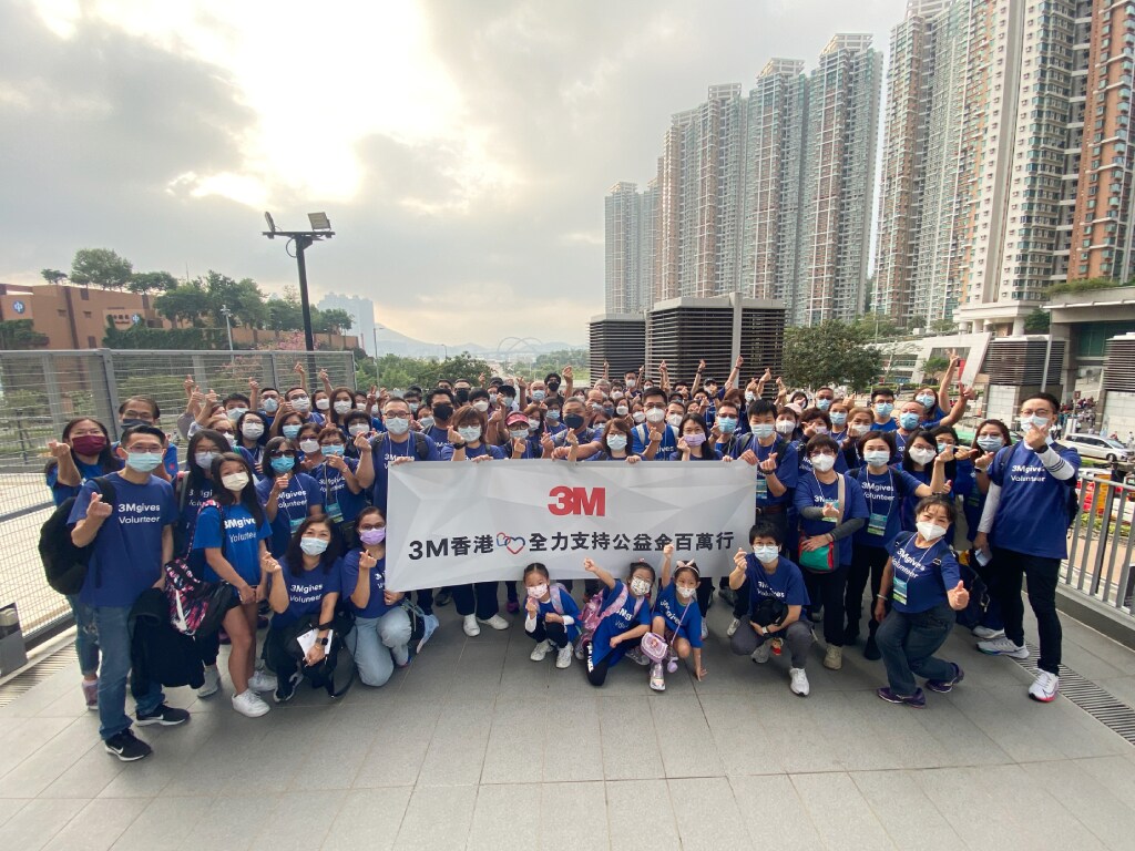 參與慈善步行活動的3M員工與其親友